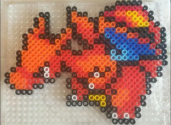 Charizard z koralików do prasowania – Rozzłoszczony mały Charizard