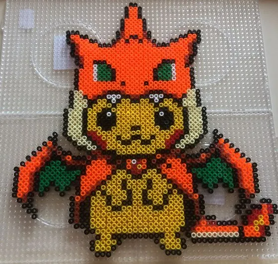 Charizard z koralików do prasowania – Pikachu w przebraniu Mega Charizarda