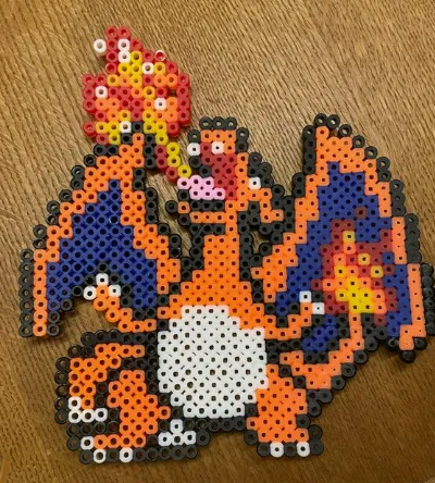 Charizard z koralików do prasowania – Charizard na dwóch łapach z ogniem