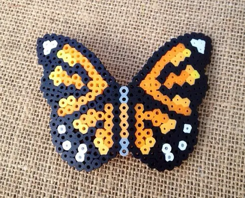 Motyl z koralików do prasowania – inspiracja 10