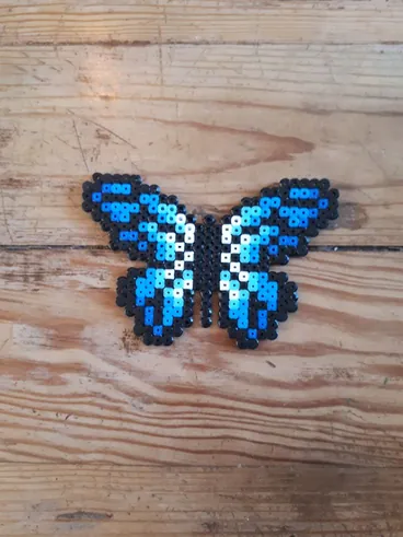 Motyl z koralików do prasowania – inspiracja 12