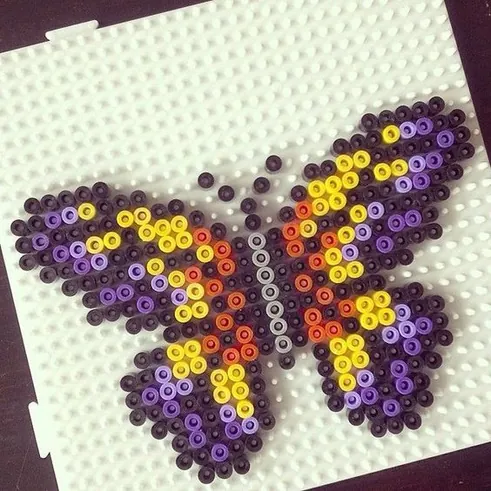 Motyl z koralików do prasowania – inspiracja 13