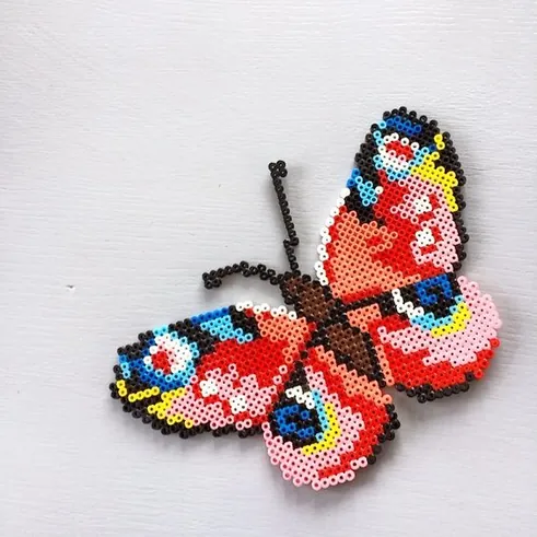Motyl z koralików do prasowania – inspiracja 15