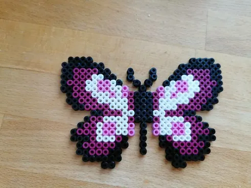 Motyl z koralików do prasowania – inspiracja 16
