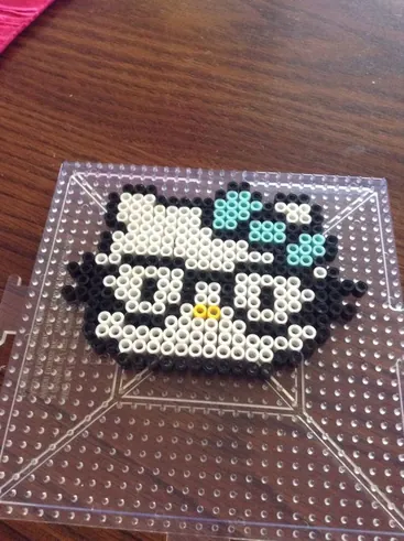 Hello Kitty z koralików do prasowania – inspiracja 3