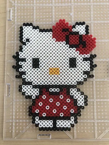 Hello Kitty z koralików do prasowania – inspiracja 11