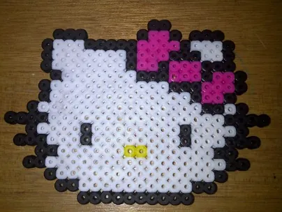 Hello Kitty z koralików do prasowania – Buzia Hello Kitty z kokardą