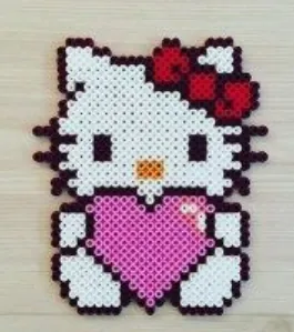 Hello Kitty z koralików do prasowania – Hello Kitty z sercem – cała postać