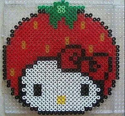 Hello Kitty z koralików do prasowania – Hello Kitty w czapce truskawce