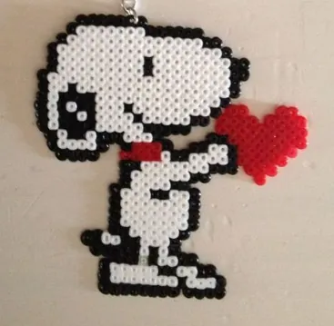 Serce z koralików do prasowania – Snoopy daje serce – Fistaszki