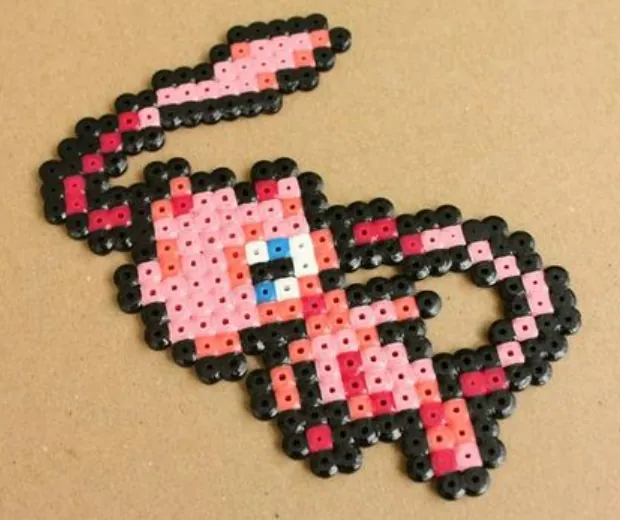 Mew z koralików do prasowania – Różowy Mewtwo z długim ogonem