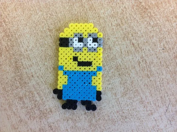 Minionki z koralików do prasowania – inspiracja 12