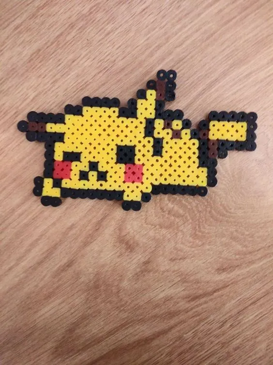 Pikachu z koralików do prasowania – Leżący Pikachu