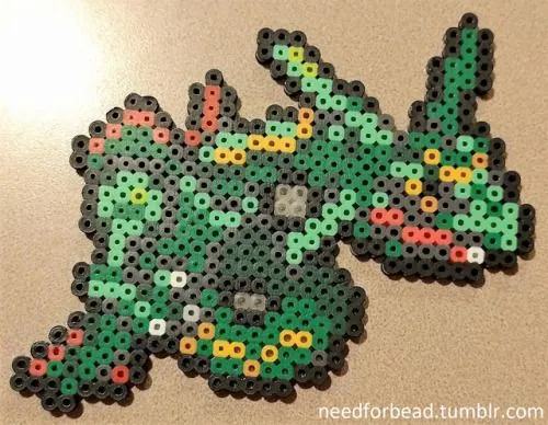 Rayquaza z koralików do prasowania – inspiracja 1
