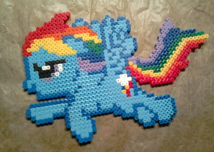Tęcza z koralików do prasowania – Rainbow Dash – cała postać
