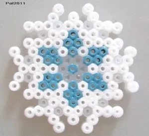 Śnieżynka z koralików do prasowania – inspiracja 8
