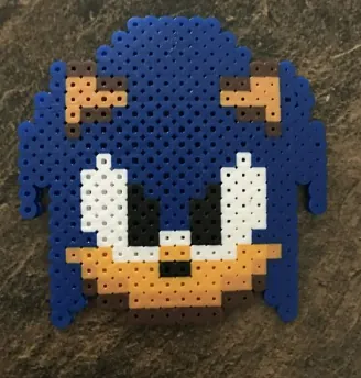 Sonic z koralików do prasowania – Sonic od przodu