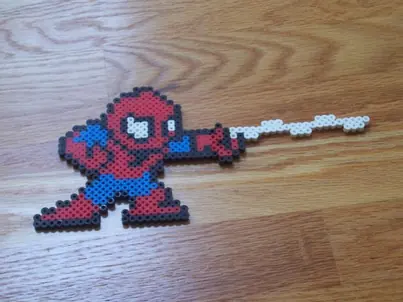 Spider-Man z koralików do prasowania – inspiracja 1