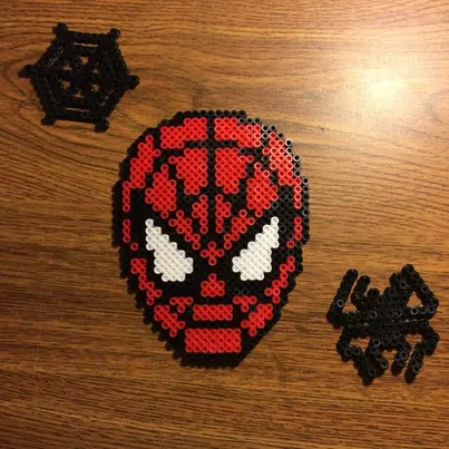 Spider-Man z koralików do prasowania – inspiracja 4