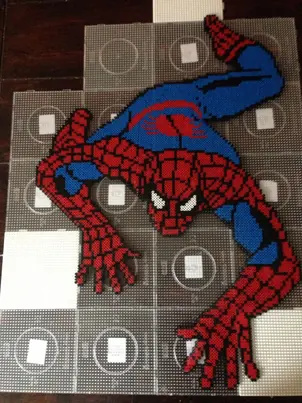 Spider-Man z koralików do prasowania – inspiracja 10